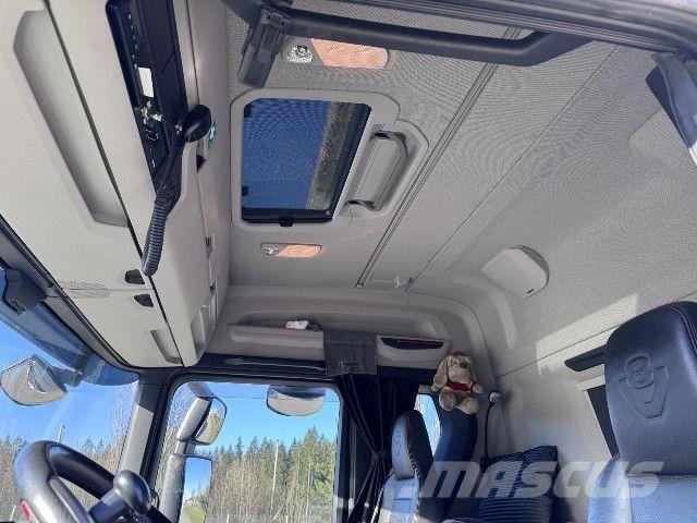 Scania R 590 B8x4*4NB + PerÃ¤vaunu Camiones con chasís y cabina