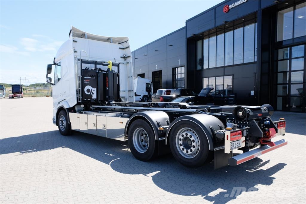 DAF XF530 FAN 6x2*4 lastväxlare med HIAB 21 ton - klar Absetzkipper