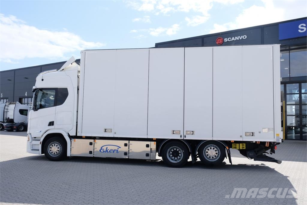 Scania R500 Super 6x2*4 Ekeri 2022 - välutrustad skåpbil  Camiones con caja de remolque