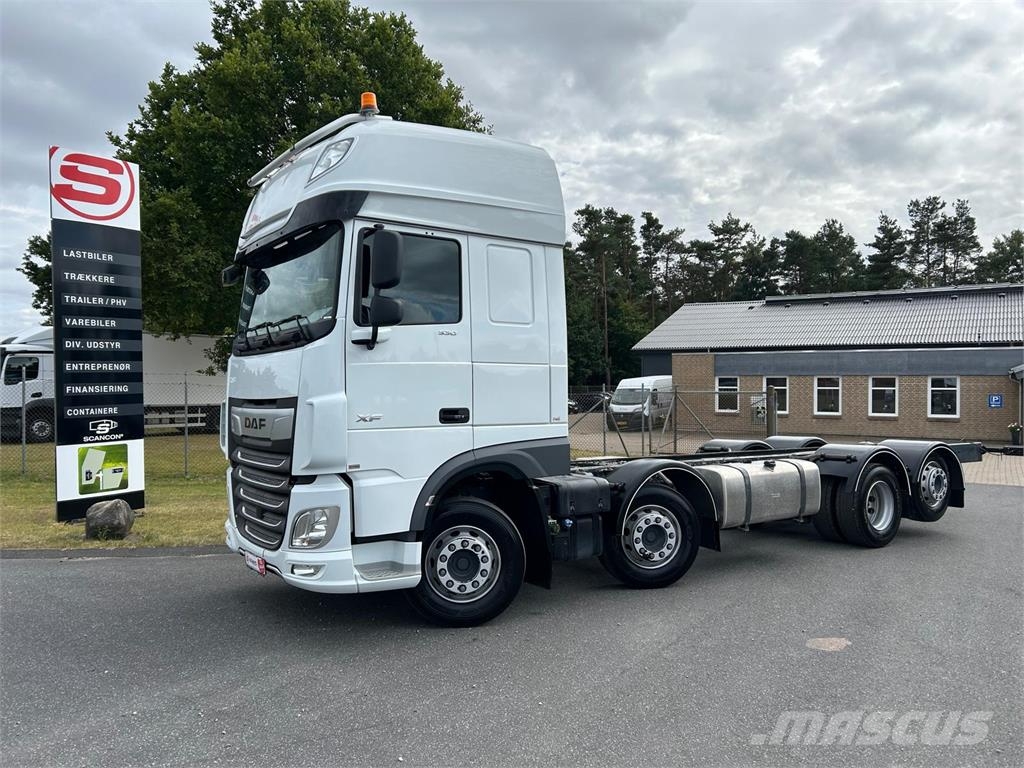 DAF XF530 8x2-6 FAX Camiones con chasís y cabina