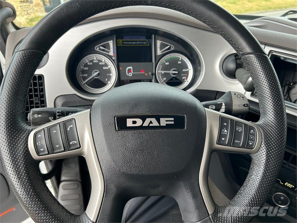 DAF XF530 8x2-6 FAX Camiones con chasís y cabina