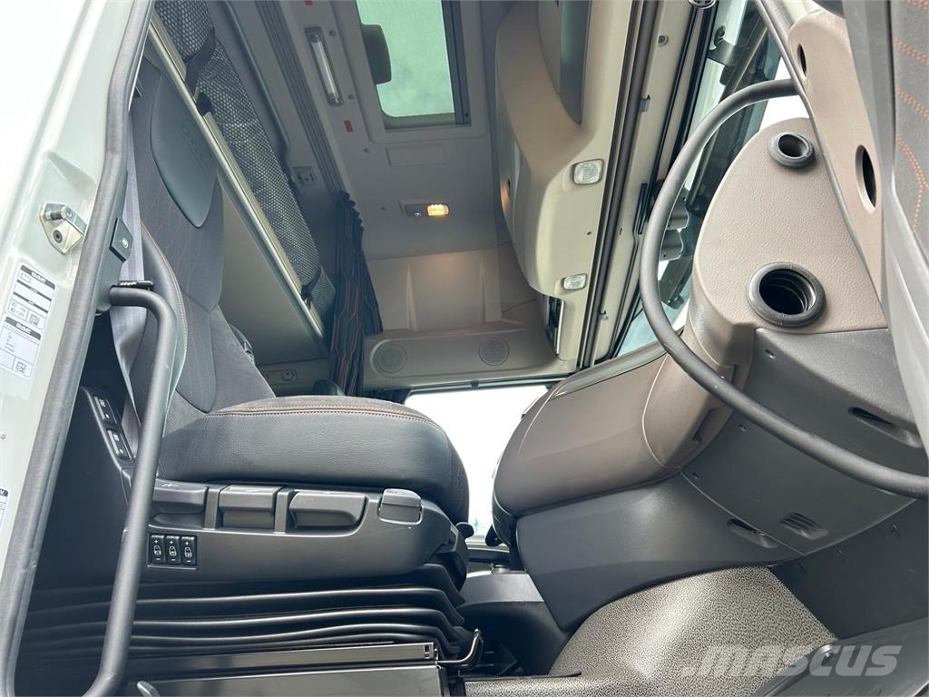 DAF XF530 8x2-6 FAX Camiones con chasís y cabina