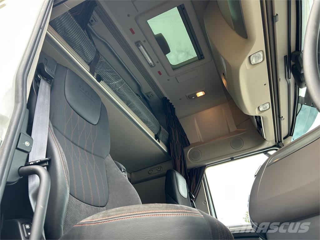 DAF XF530 8x2-6 FAX Camiones con chasís y cabina