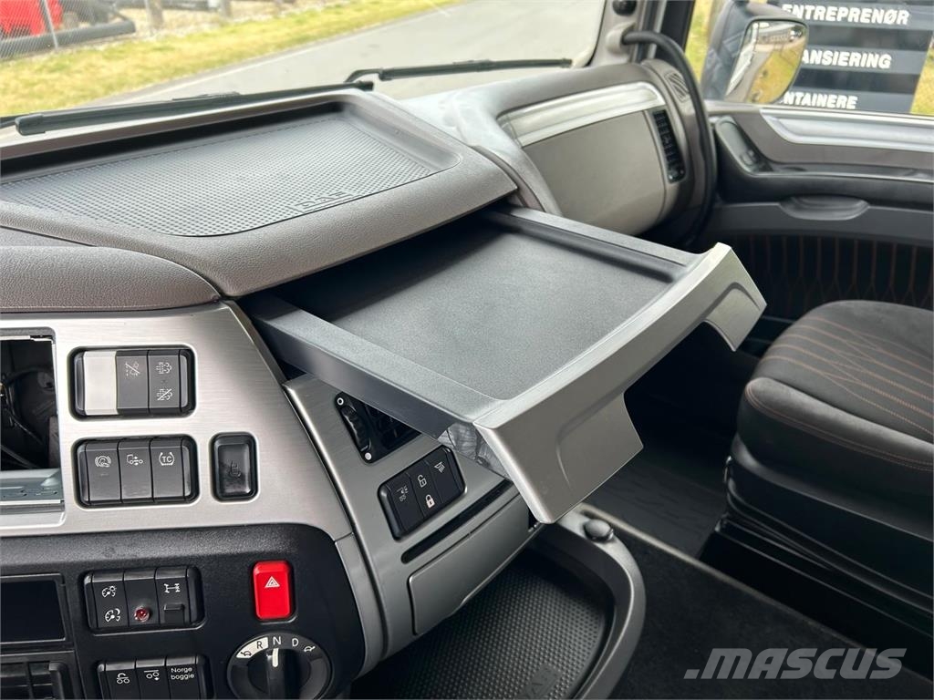 DAF XF530 8x2-6 FAX Camiones con chasís y cabina