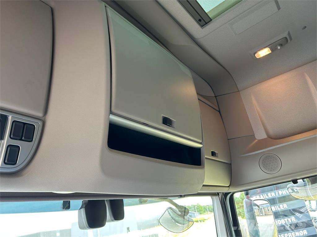 DAF XF530 8x2-6 FAX Camiones con chasís y cabina