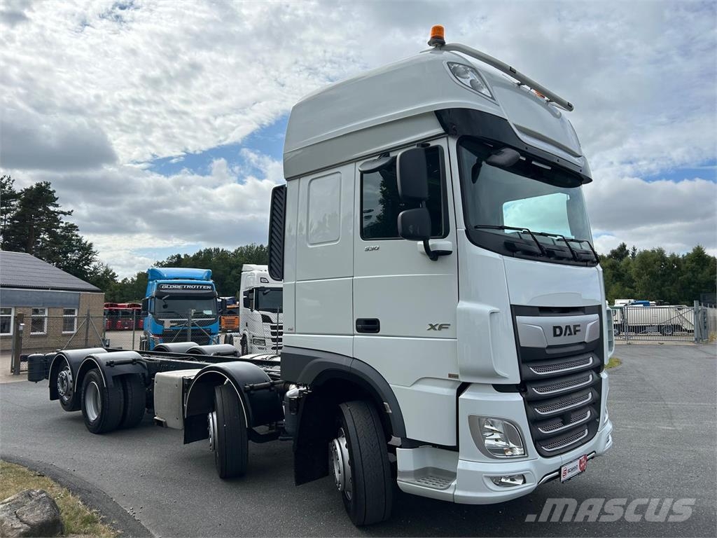 DAF XF530 8x2-6 FAX Camiones con chasís y cabina