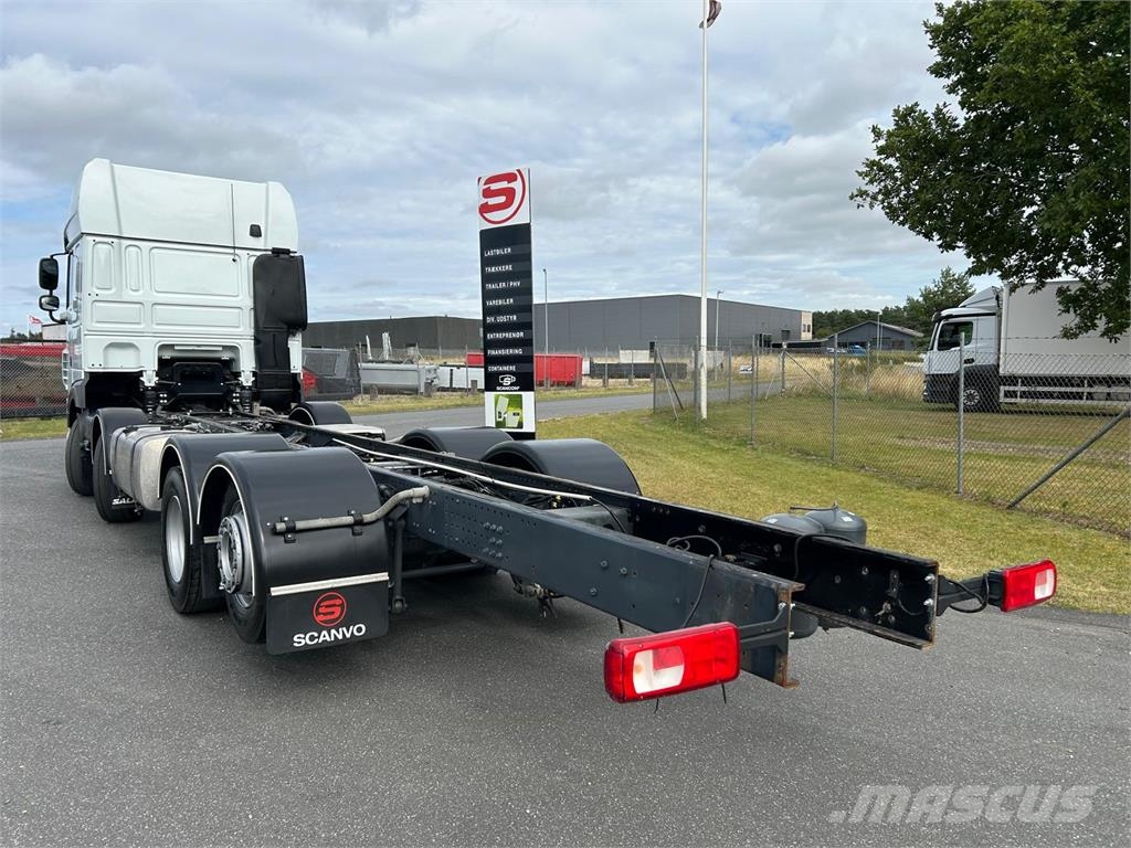 DAF XF530 8x2-6 FAX Camiones con chasís y cabina
