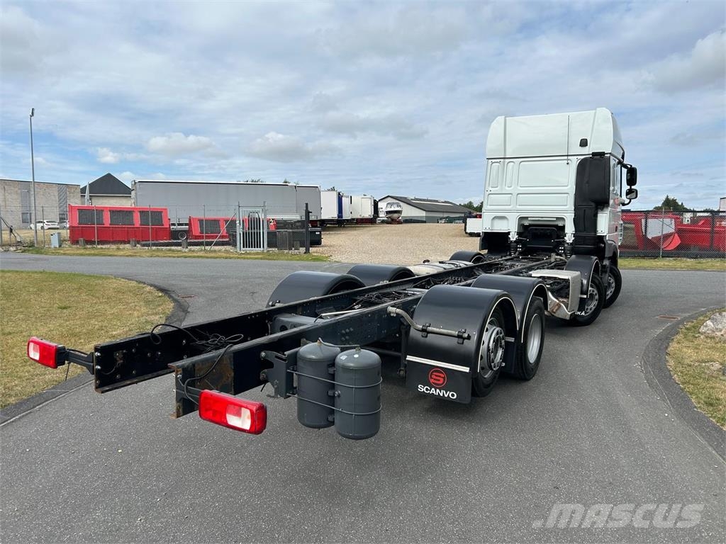 DAF XF530 8x2-6 FAX Camiones con chasís y cabina
