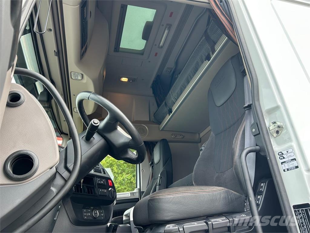 DAF XF530 8x2-6 FAX Camiones con chasís y cabina