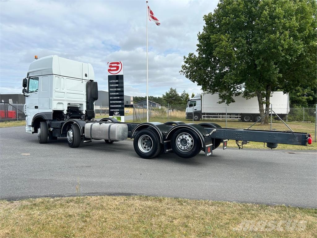 DAF XF530 8x2-6 FAX Camiones con chasís y cabina