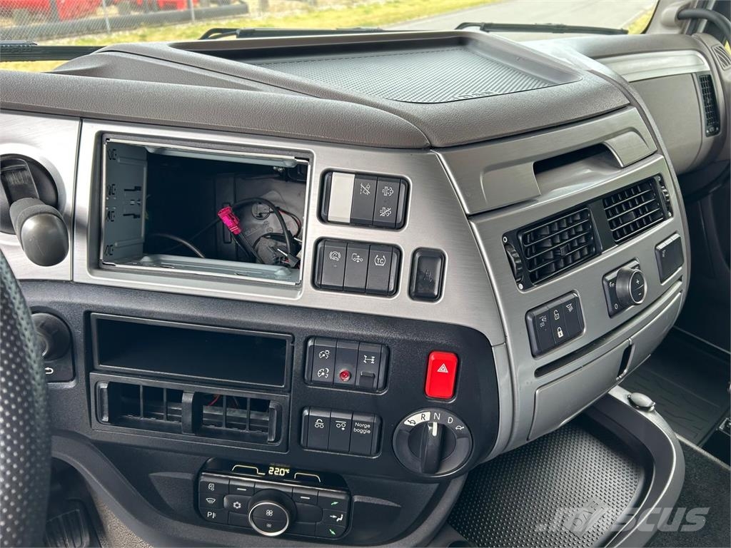 DAF XF530 8x2-6 FAX Camiones con chasís y cabina