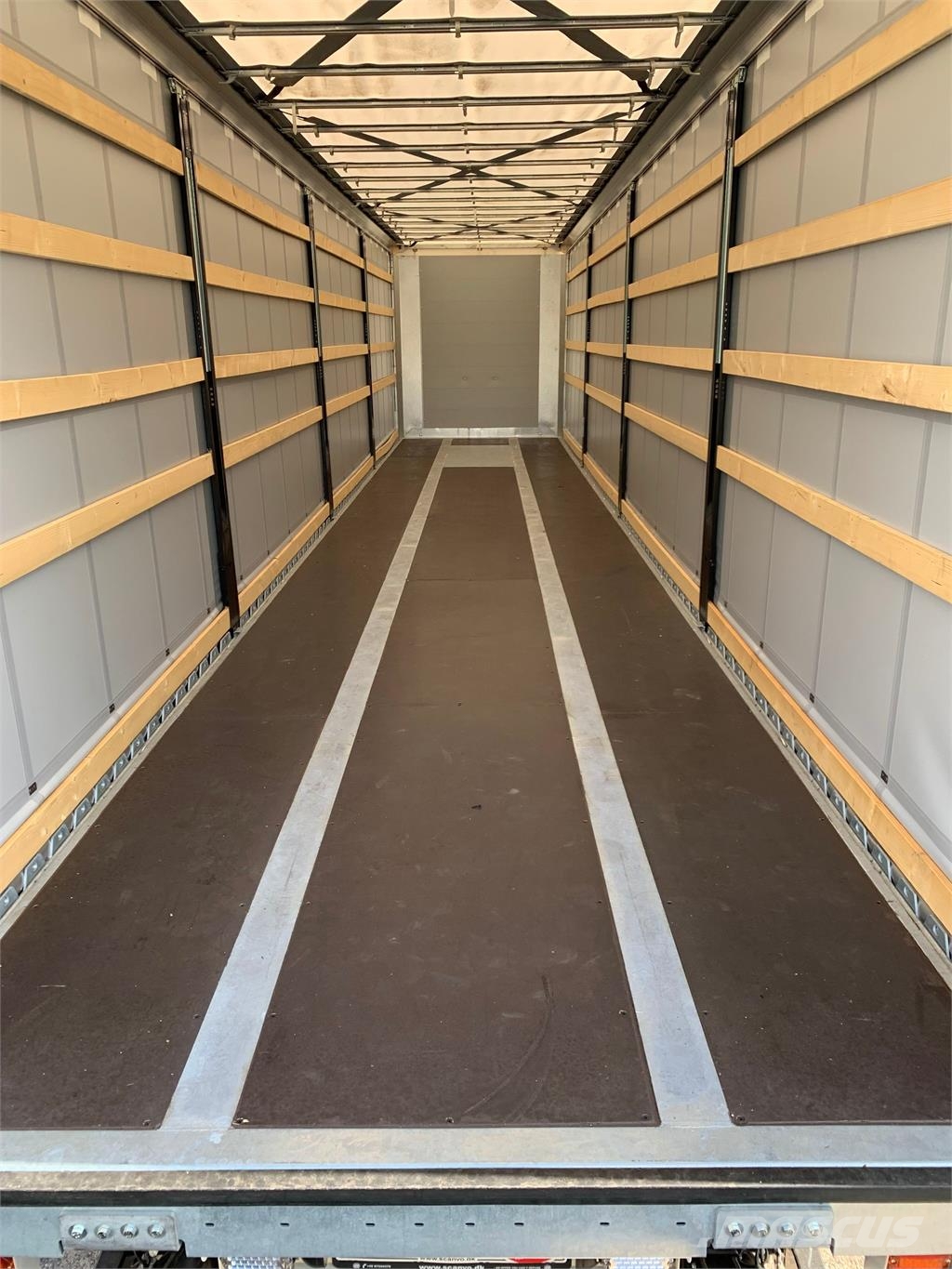 Hangler 13,6 mtr 2 akslet city lift - 33 pallers Opleggers met meesturende achterwielen