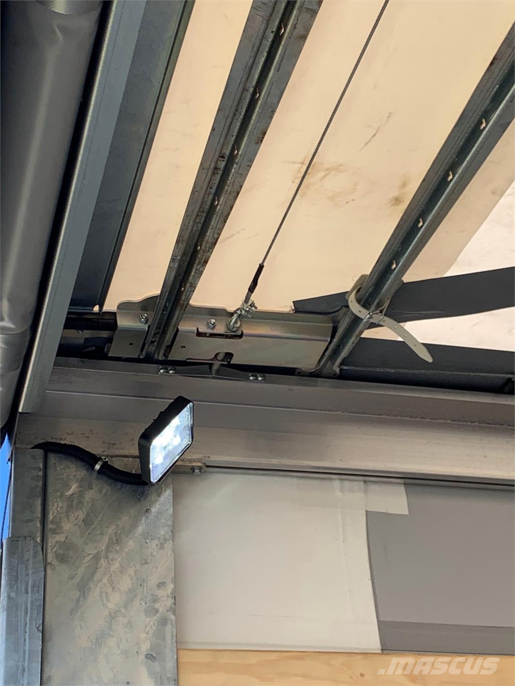Hangler 13,6 mtr 2 akslet city lift - 33 pallers Opleggers met meesturende achterwielen