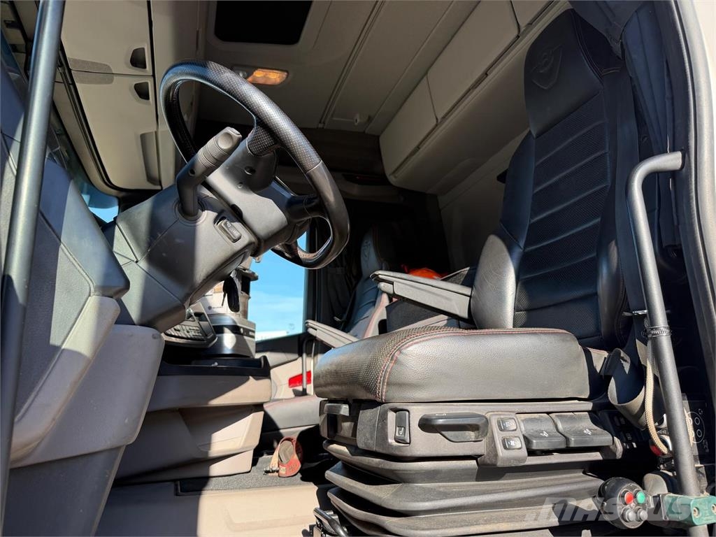 Scania R660 8x4 tandemløft Vaihtolava-autot