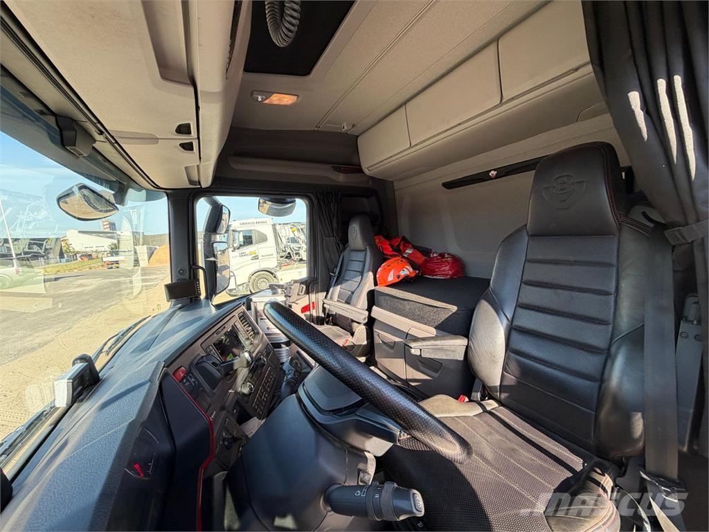 Scania R660 8x4 tandemløft Vaihtolava-autot