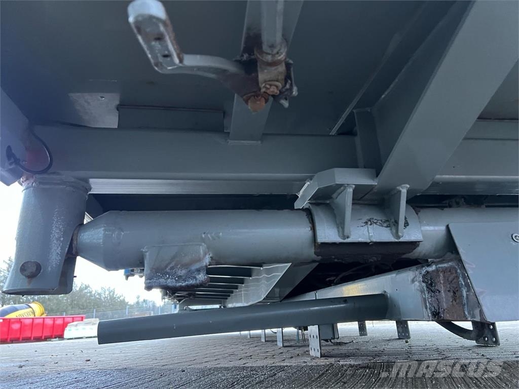 SVF tiplads ramme med cylinder fra Scania 8x2 مقطورات قلابة