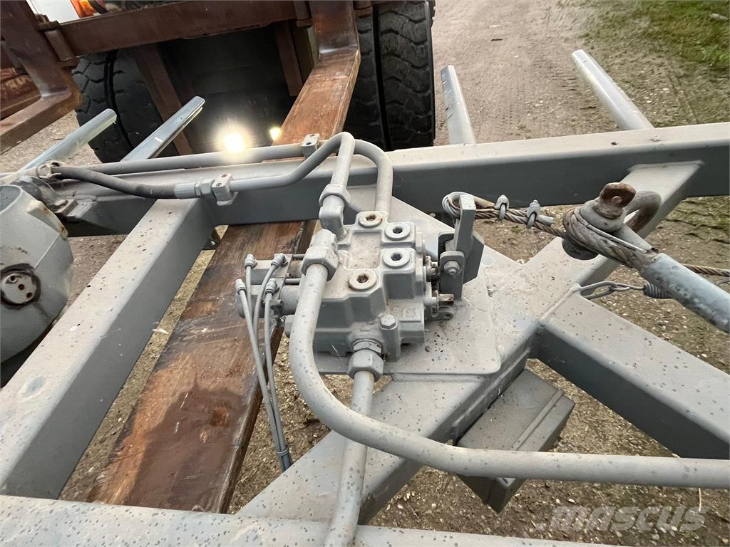SVF tiplads ramme med cylinder fra Scania 8x2 مقطورات قلابة