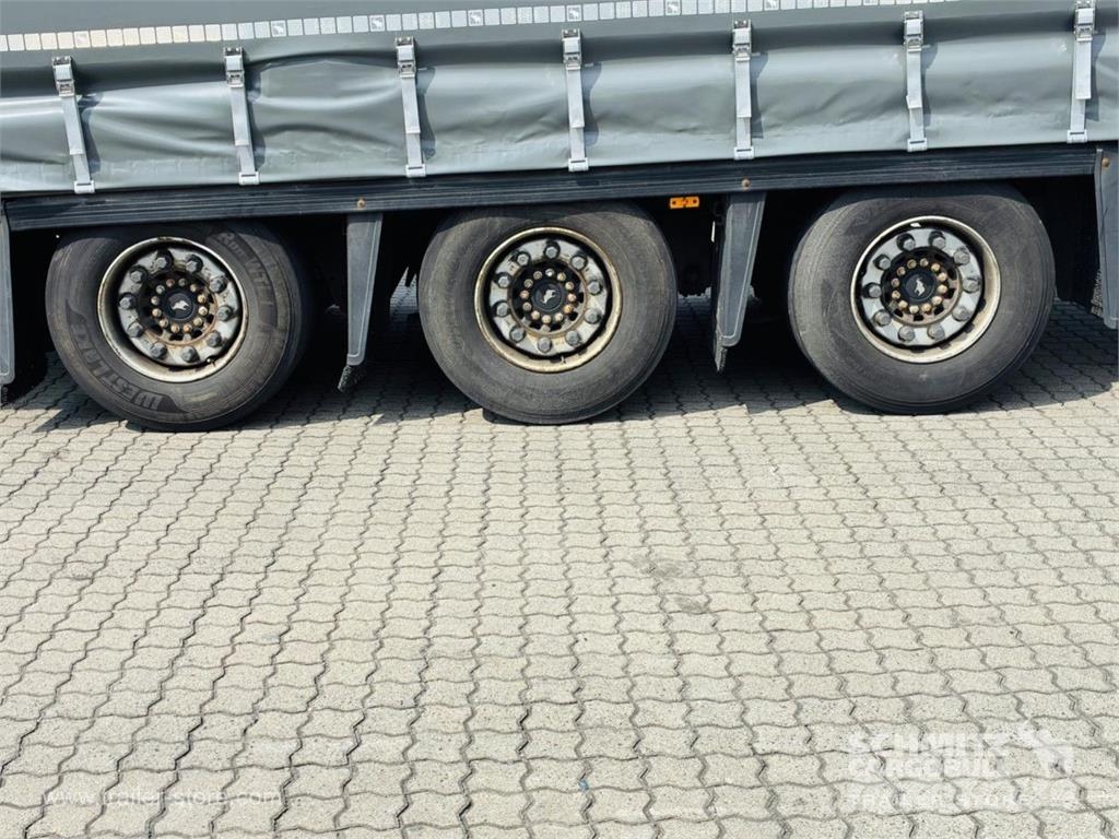 Schmitz Cargobull Curtainsider Mega Getränke Брезентови полуремаркета