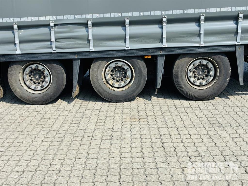 Schmitz Cargobull Curtainsider Mega Getränke Gardintrailer