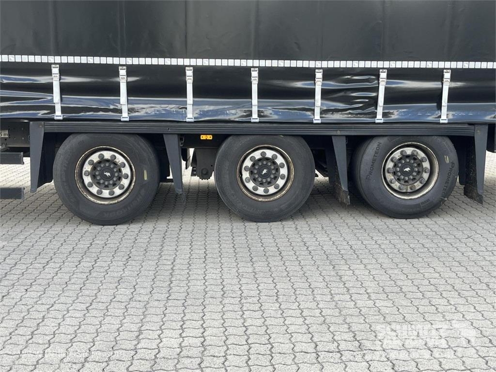 Schmitz Cargobull Curtainsider Coil Getränke Semirremolques de caja de lona