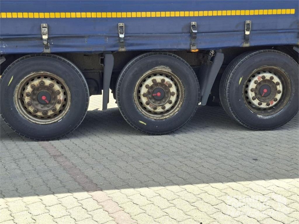 Kögel Curtainsider Mega Tents puspiekabes