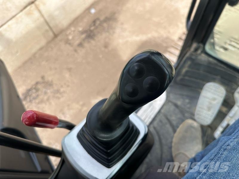 JCB JS220 LC Kāpurķēžu ekskavatori