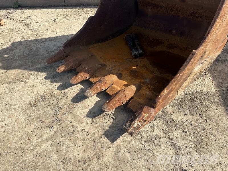 Lehnhoff SQ 80V LSC Quick Hitch With Digging Bucket Buckets