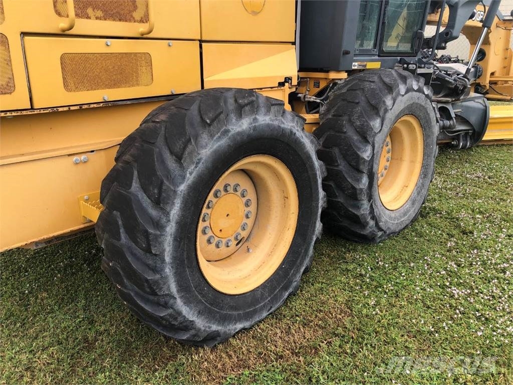 John Deere 670 GP MOTOR GRADER شاحنات أخرى