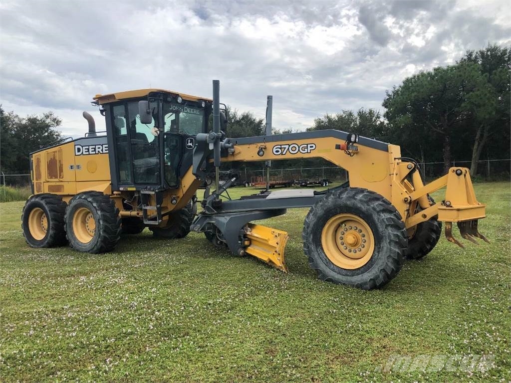 John Deere 670 GP MOTOR GRADER شاحنات أخرى
