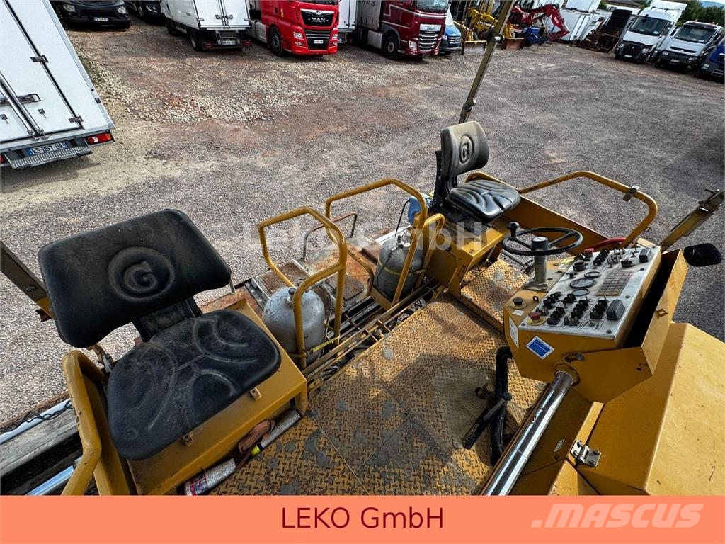 CAT 132 Asphalt pavers