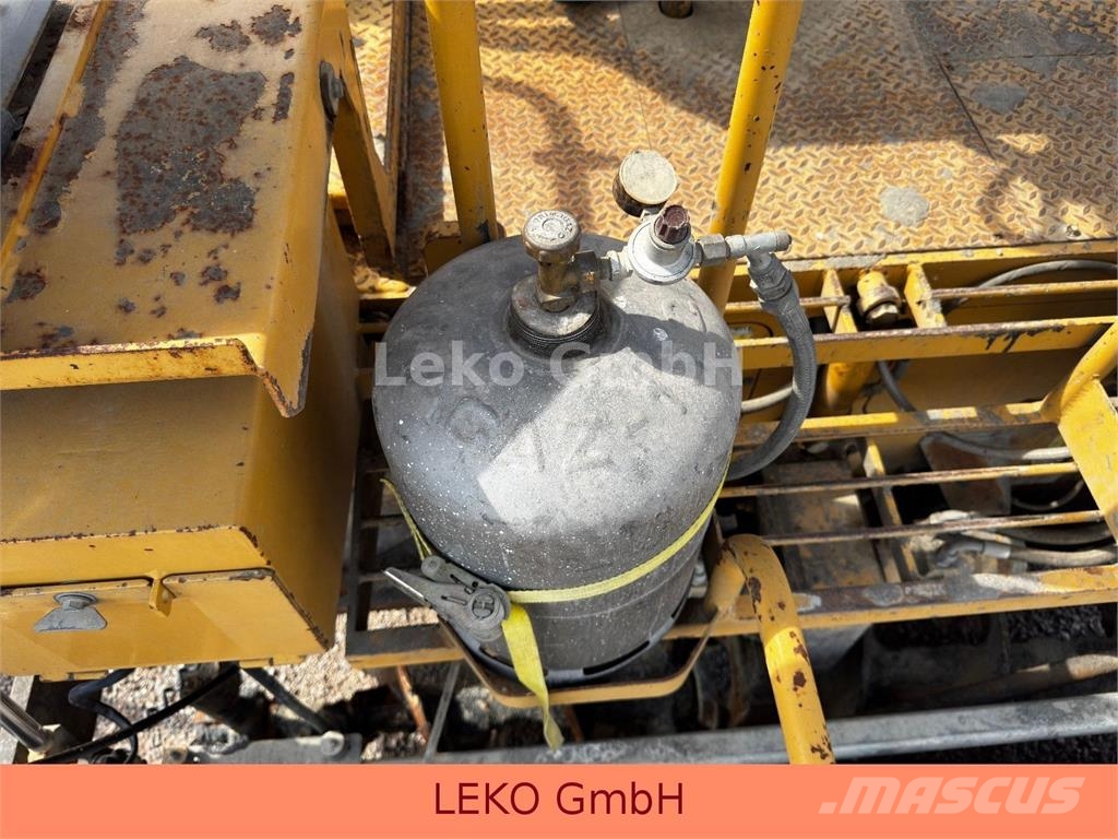 CAT 132 Asphalt pavers