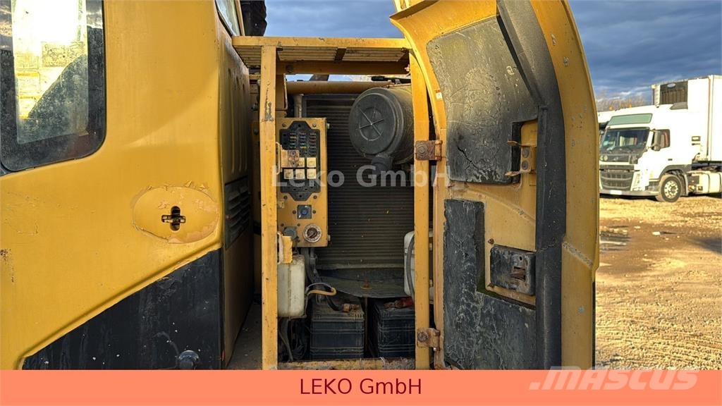 CAT 311C Mit Zwei Löffeln Rupsgraafmachines