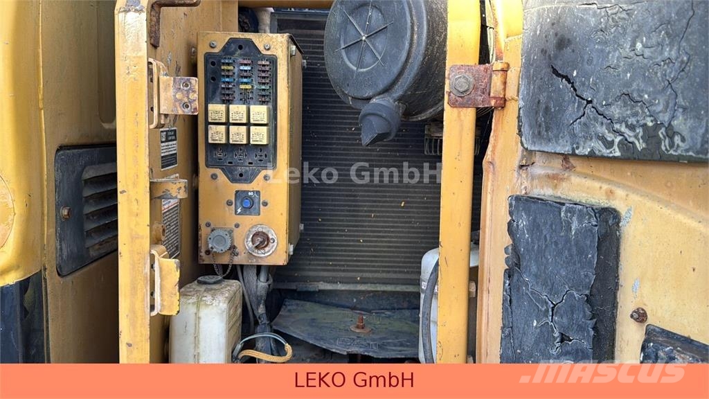 CAT 311C Mit Zwei Löffeln Rupsgraafmachines