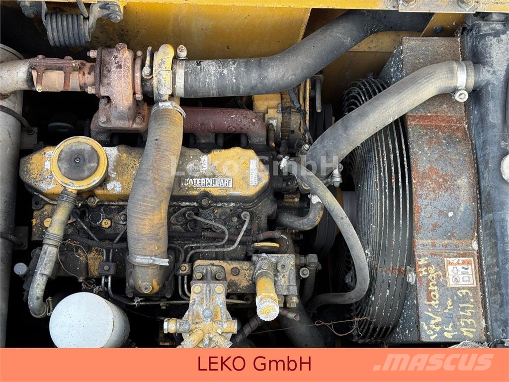CAT 311C Mit Zwei Löffeln Rupsgraafmachines