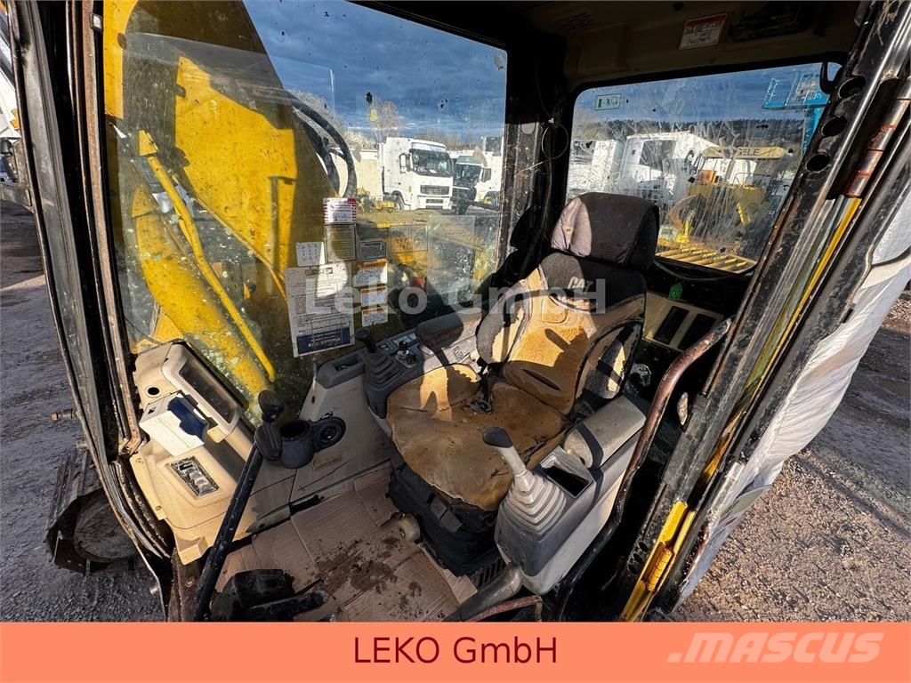 CAT 311C Mit Zwei Löffeln Rupsgraafmachines