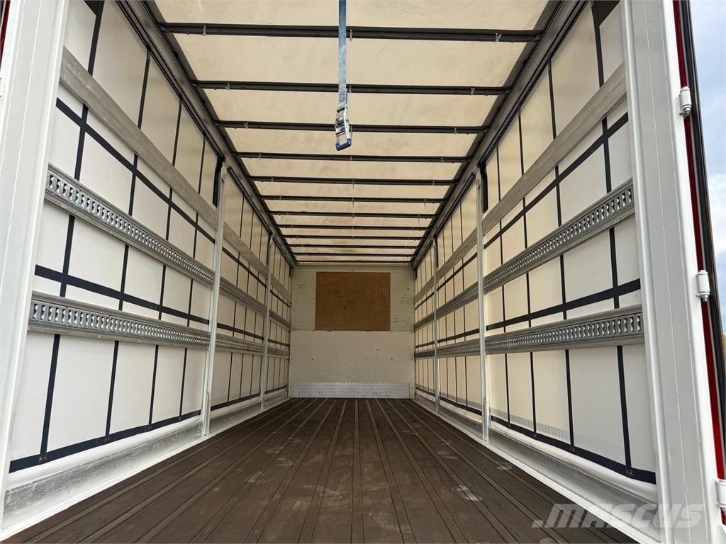 DAF CF 65 220 Curtainsider trucks