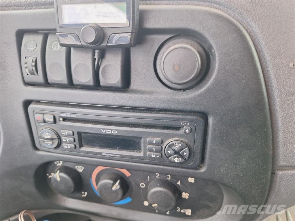 DAF LF 55.220 Koffer + DHollandia LBW 2500 kg Camiones con caja de remolque