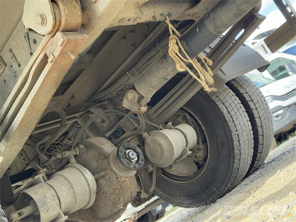 Iveco 100 E 18 nur für Teile Camiones con caja de remolque