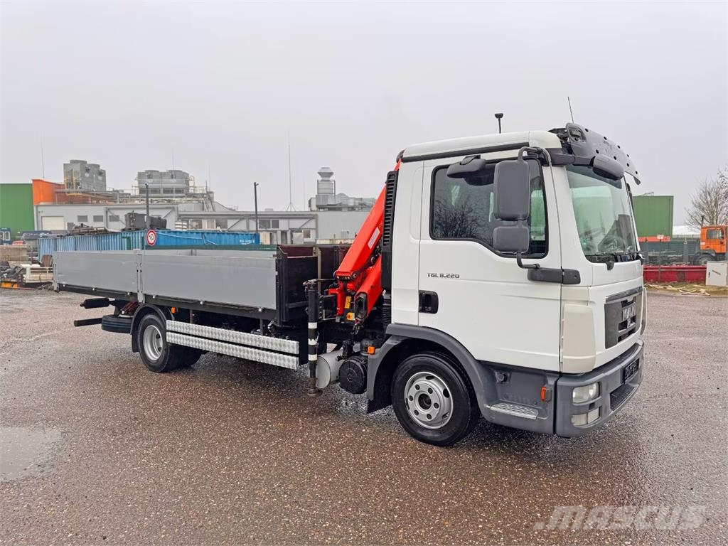 MAN 8.220 / 4x2 / crane / radio remote control Camiones de cama baja