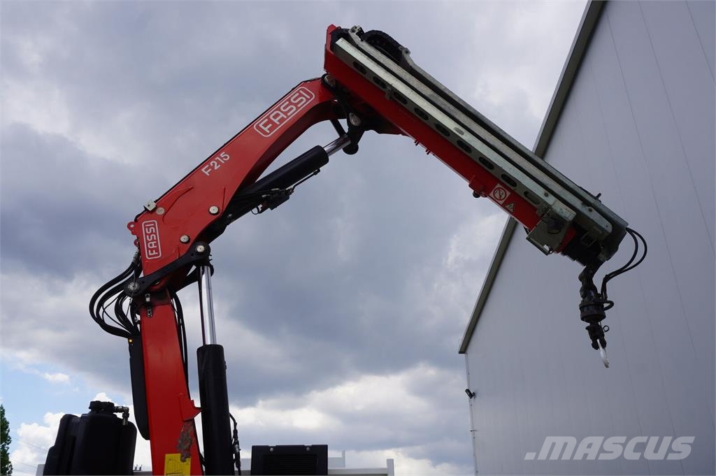 MAN TGS 26.420 6×4 / Fassi F215A.2.24 / remote control شاحنات مسطحة/مفصلية الجوانب