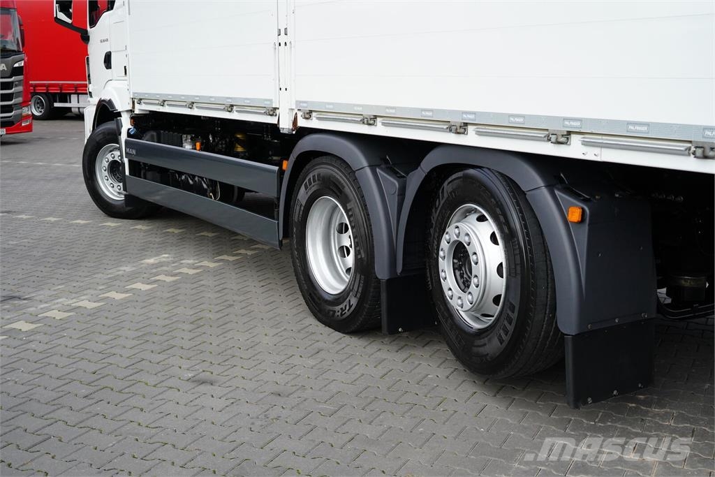 MAN TGS / 26.470 / 6 X 2 / ZESTAW SKRZYNIOWY + HDS / P Ciężarówki typu Platforma / Skrzynia