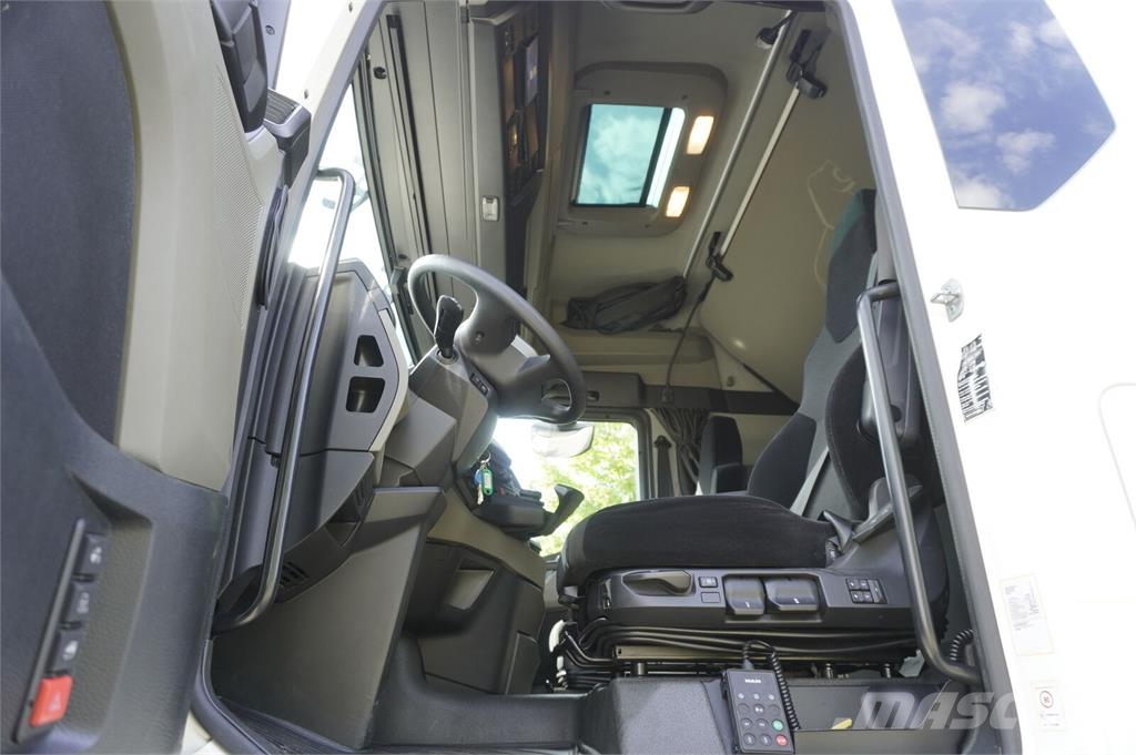 MAN TGX 26.470 6x2-4 / 30 tho. km!!! / Atlas 170.2vb-a Camiones plataforma