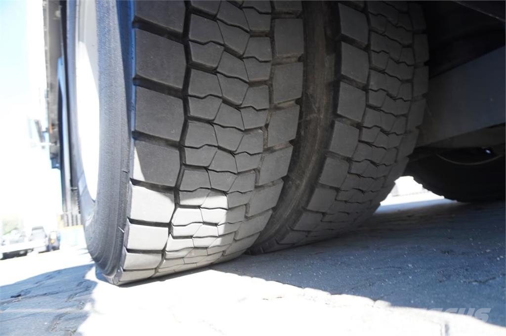 Mercedes-Benz Actros 2548 / 6×2 Temperature controlled trucks