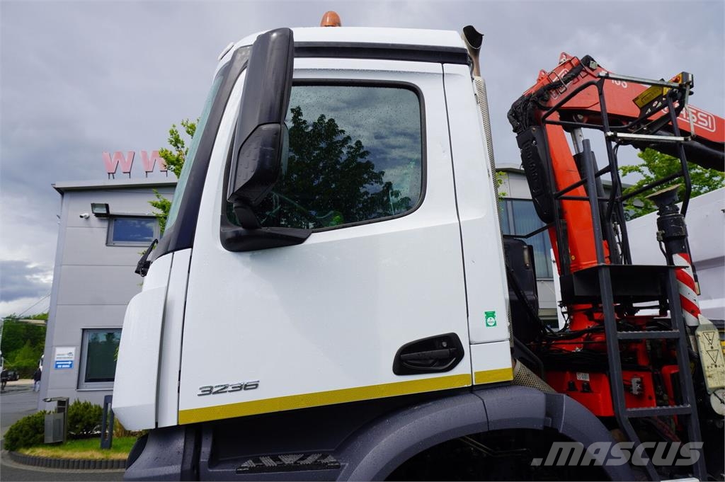 Mercedes-Benz Arocs 3236 8×4 / 90 tho. km / Fassi F155A.0.22 / r Bañeras basculantes usadas