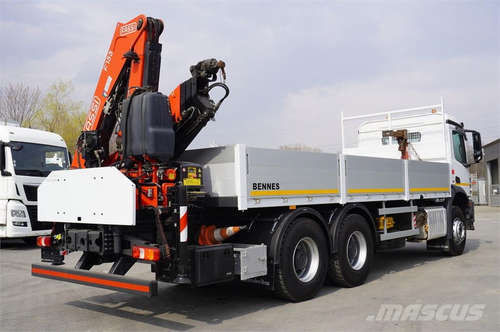 Mercedes-Benz Arocs 2633 flatbed truck / Crane FASSI F155A.0.23  Camiones de cama baja