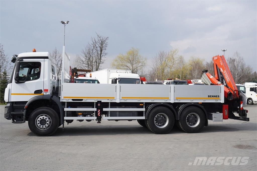 Mercedes-Benz Arocs 2633 flatbed truck / Crane FASSI F155A.0.23  Camiones de cama baja