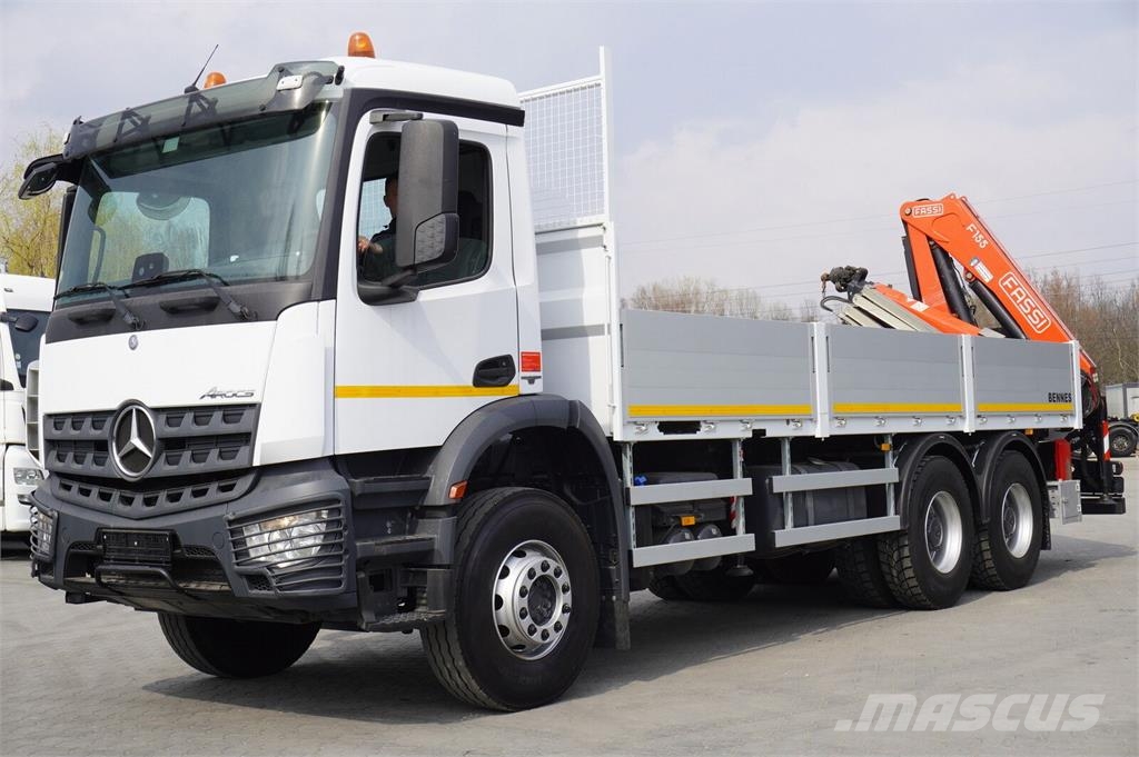 Mercedes-Benz Arocs 2633 flatbed truck / Crane FASSI F155A.0.23  Camiones de cama baja