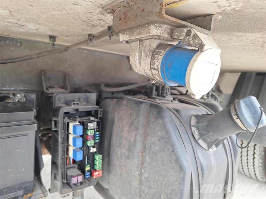 Nissan Cabstar NT400 - Carrier Xarios 350+DHollandia /100 Otros camiones