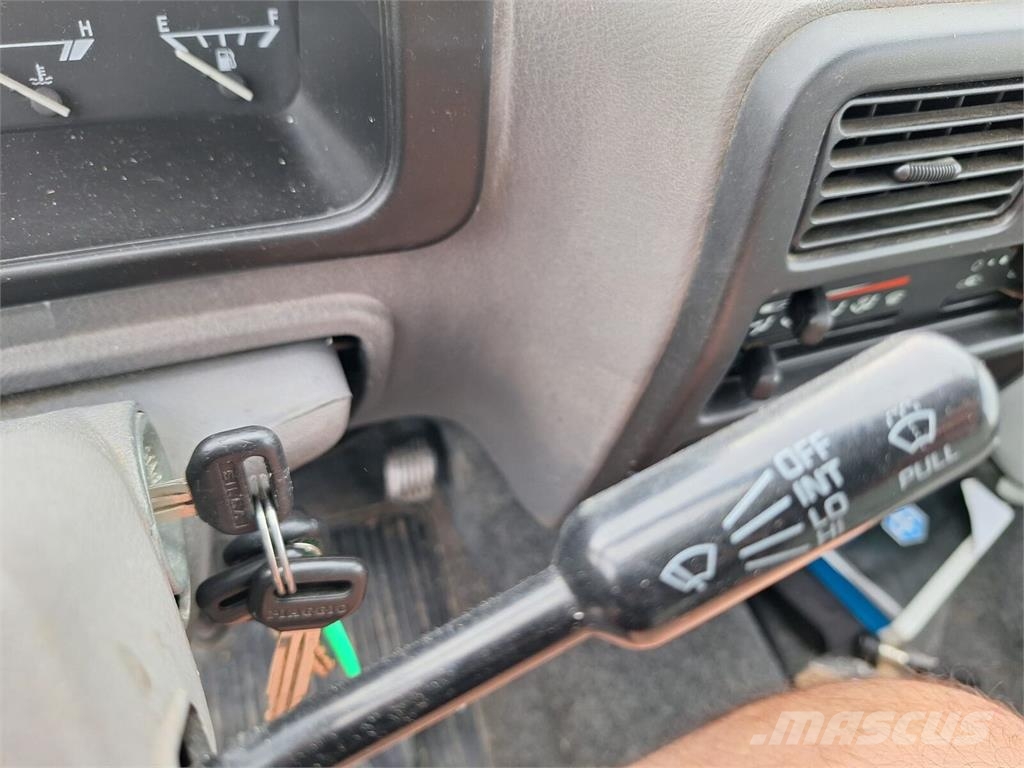 Piaggio Porter Maxxi 1,3 - COLOMBO Giuseppe TLC 122 L-12m/ Teherautóra szerelt emelők és állványok