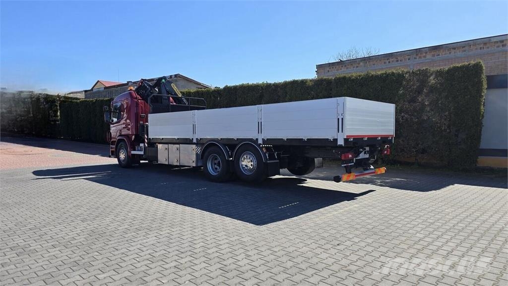 Scania P410 flatbed truck + Crane Camiones de cama baja